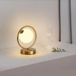 Lampe à Poser Design LED En Métal Doré Nuria -Lumeers Boutique H51fe26f5b95140108e8ee54559b00b66O