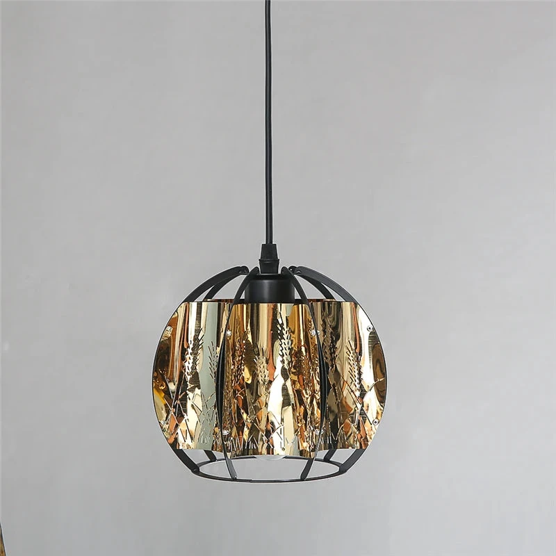 Suspension Nordique Créative Avec Abat-jour Doré Gravé 9 Suspension Nordique Créative Avec Abat-jour Doré Gravé – Image 7