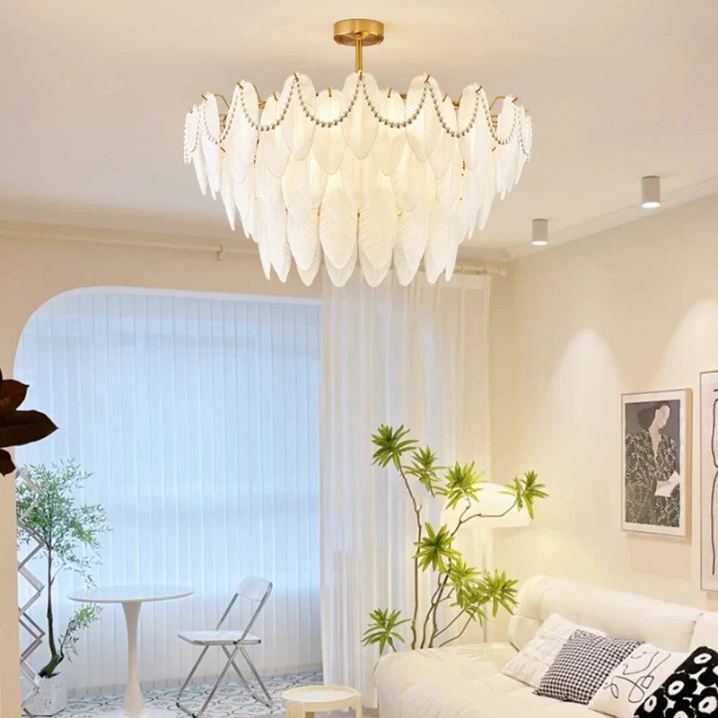 Lustre Rétro En Plumes Pour Une Ambiance Romantique Et Luxueuse 6 Lustre Rétro En Plumes Pour Une Ambiance Romantique Et Luxueuse – Image 4