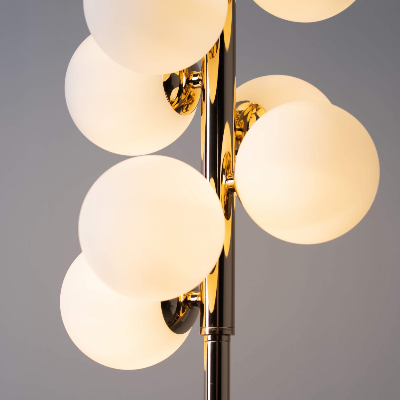 Lumeers Boutique -Lumeers Boutique lampadaire moderne dore a spheres en verre blanc ambrosia