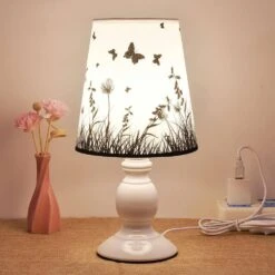 Lampe De Chevet Blanche Avec Abat-jour En Tissu Avec Papillon Et Fleurs 11 Lampe De Chevet Blanche Avec Abat-jour En Tissu Avec Papillon Et Fleurs -Lumeers Boutique product image 398784775 86992117 d17f 4a84 bca8 d907687a5b19