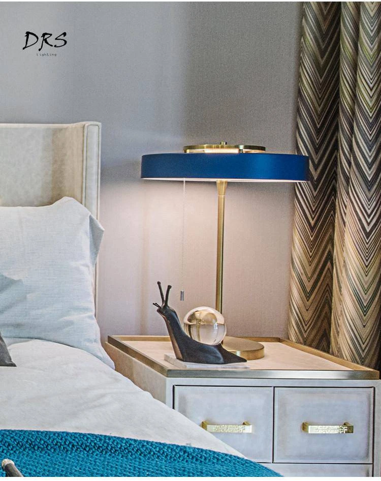 Lampe De Chevet Doré Et Abat-jour Métal Noir Cylindrique Mesa 4 Lampe De Chevet Doré Et Abat-jour Métal Noir Cylindrique Mesa – Image 2